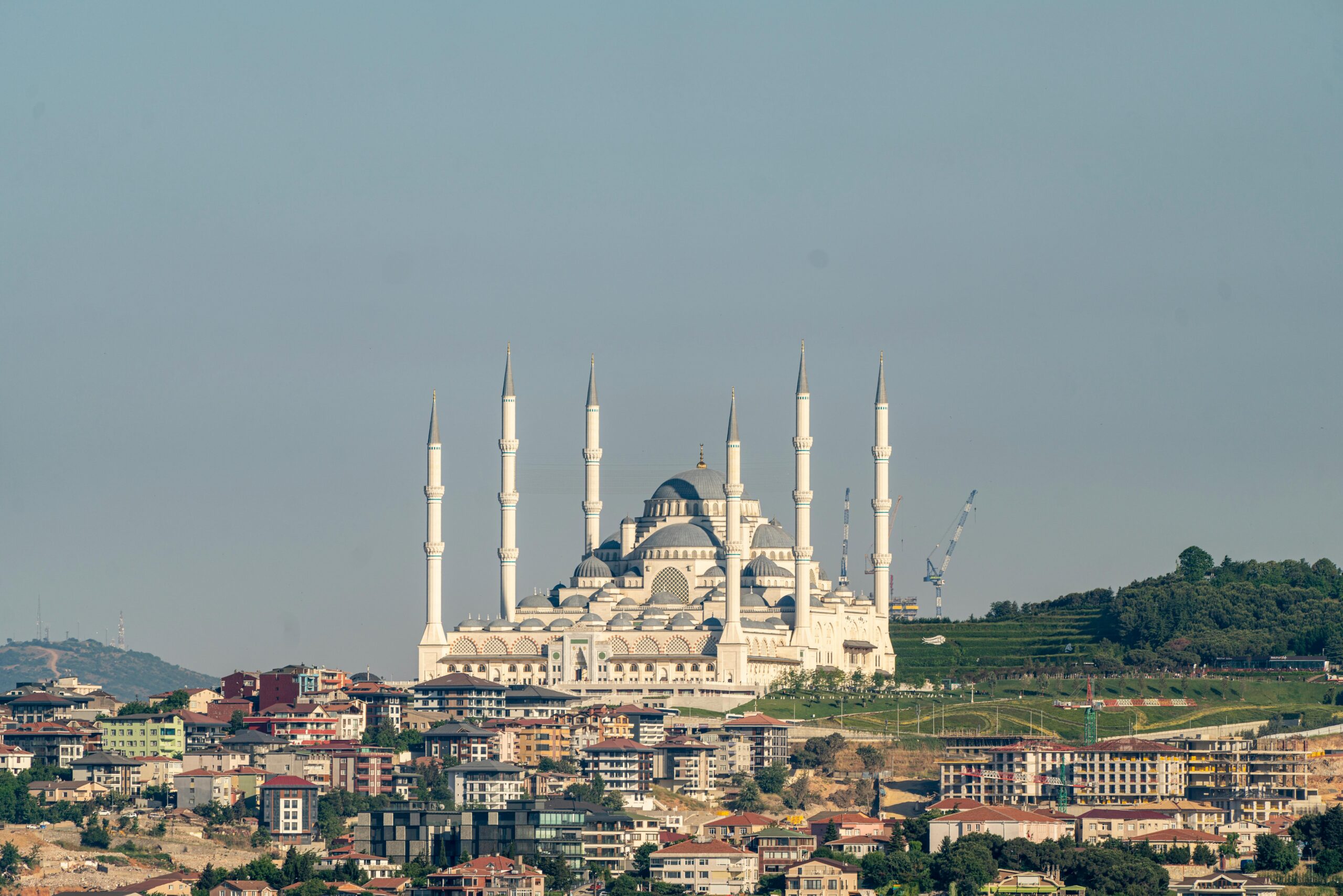good-vibes A stunning view of Çamlıca Mosque with its impressive minarets in Istanbul's skyline.