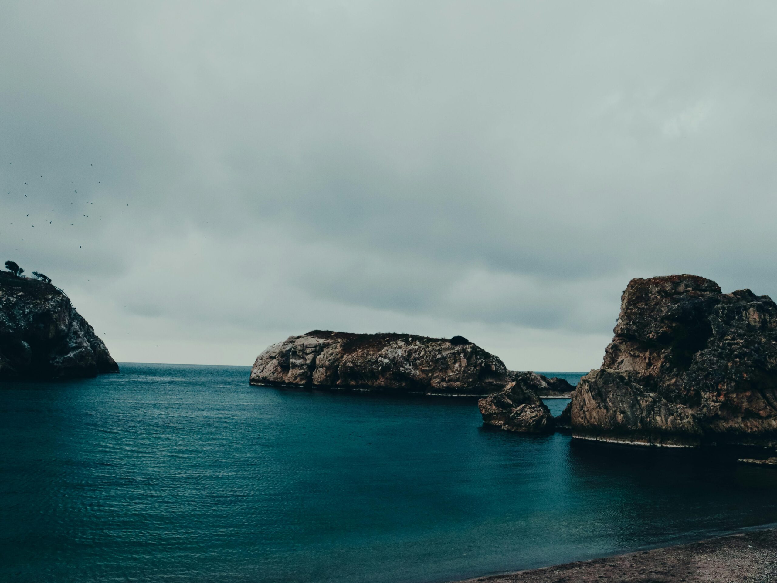 Scenic coastal landscape in Şile, İstanbul with dramatic cliffs and ocean waves.